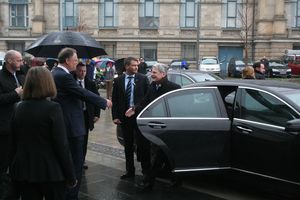 11.04.2013 Ministerpräsident Stephan Weil begrüßt Bundespräsident Joachim Gauck vor der Niedersächsischen Staatskanzlei in Hannover.