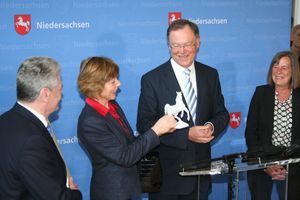 Gastgeschenk: Daniela Schadt, Lebensgefährtin von Bundespräsident Joachim Gauck, erhält von Ministerpräsident Stephan Weil ein Niedersachsen-Ross aus Fürstenberg-Porzellan.