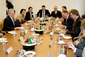 Gelöste Stimmung: Bundespräsident Gauck nimmt an der Kabinettssitzung in der Niedersächsischen Staatskanzlei teil.