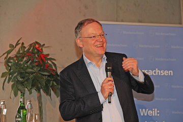 Ministerpräsident Stephan Weil beim Bürgerforum im Hafven in Hannover.