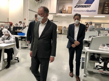 Ministerpräsident Stephan Weil besucht eine Firma, die ihre Produktion auf die Herstellung von FFP-2-Masken umgestellt hat (April 2020)