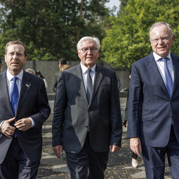 Ministerpräsident Stephan Weil besucht gemeinsam mit dem israelischen Staatspräsidenten Jitzchak Herzog und Bundespräsident Frank-Walter Steinmeier die Gedenkstätte Bergen-Belsen (September 2022)