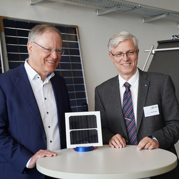 Ministerpräsident Weil zu Besuch beim Institut für Solarforschung in Hameln gemeinsam mit dem Geschäftsführer Prof. Dr. Rolf Brendel (April 2023)