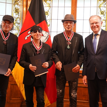 Verleihung des Großen Niedersächsischen Verdienstkreuzes des Niedersächsischen Verdienstordens an die Mitglieder der Rockband Scorpions (Juli 2023)