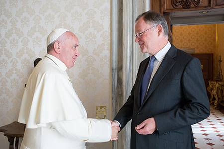 Papst Franziskus und Bundesratspräsident Weil begrüßen sich.