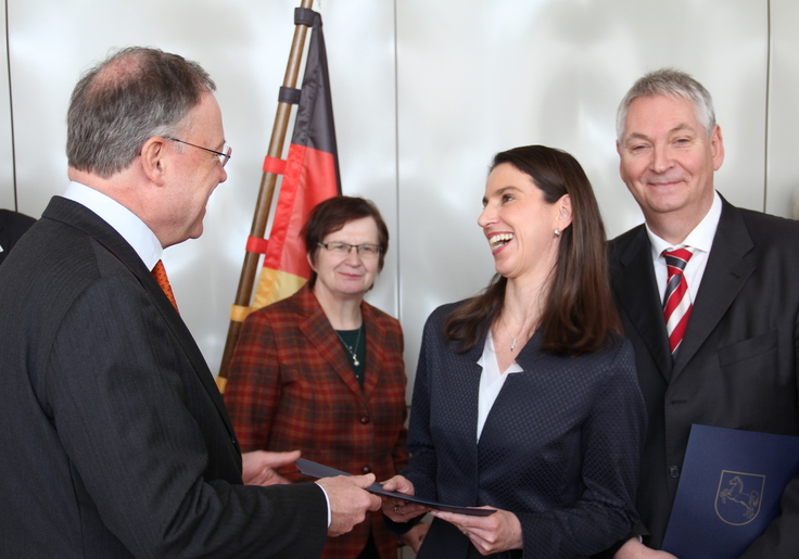 Ministerpräsident Stephan Weil überreicht Ernennungsurkunden an Dr. Sandra von Klaeden (2. v.r.) und Thomas Senftleben