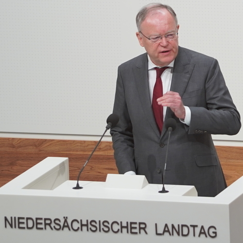 Ministerpräsident Stephan Weil spricht vor dem Niedersächsischen Landtag