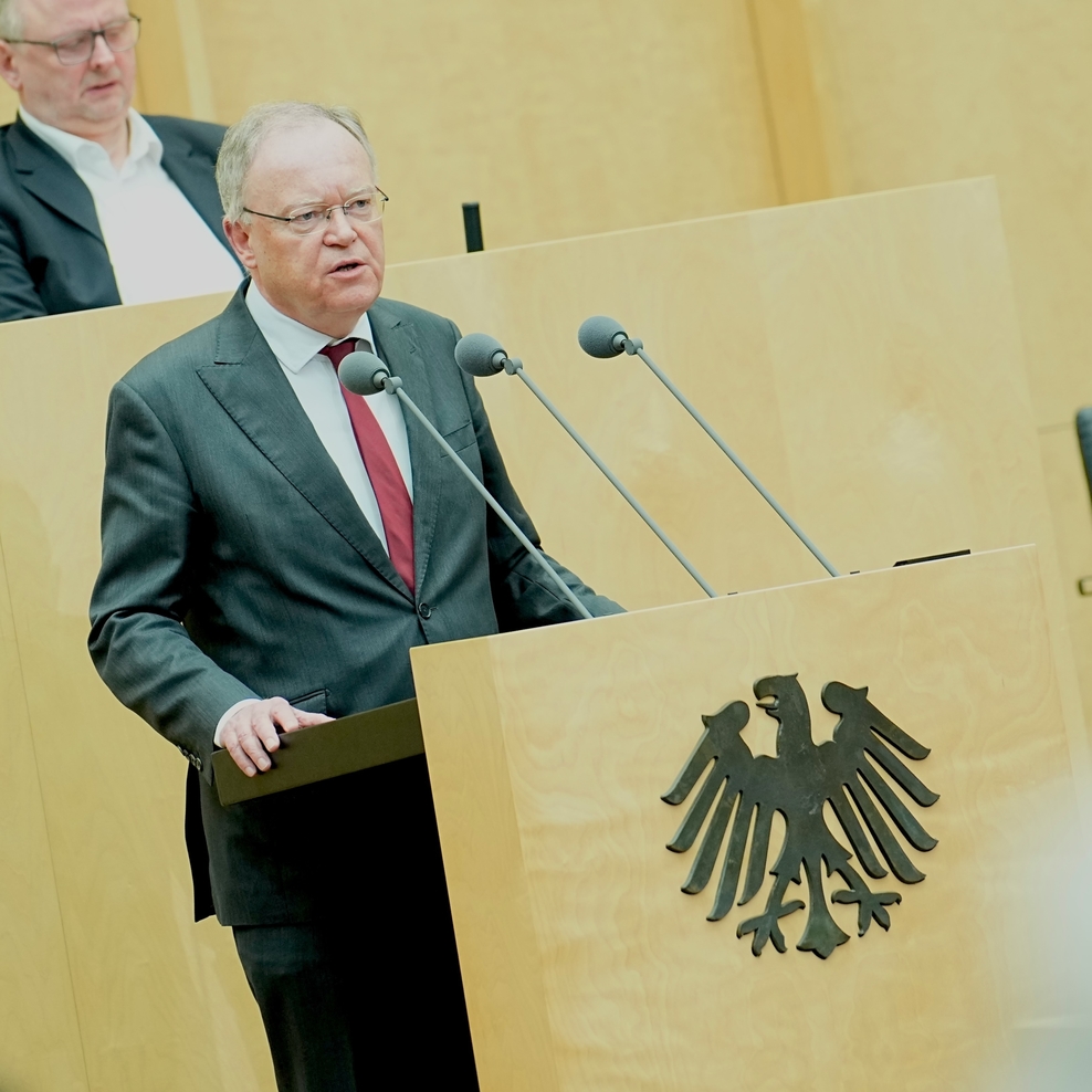 Der Niedersächsische Ministerpräsident Stephan Weil steht hinter dem Rednerpult im Bundesrat in Berlin.
