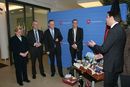 Vorschaubild Ministerpräsident Stephan Weil, Sozialministerin Cornelia Rundt, Umweltminister Stephan Wenzel und Wirtschaftsminister Olaf Lies freuen sich über Leckereien, die Dr. Marco Trips (2.v.l.) vom Niedersächsischen Städte- und Gemeindebund mitgebracht hat.