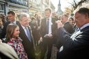 Vorschaubild Auftragsarbeit: Ministerpräsident Stephan Weil fotografiert Bundespräsident Joachim Gauck in Duderstadt mit einem "Fan".