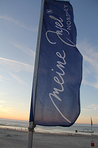 Flagge am Strand mit der Beschriftung: Meine Insel Norderney