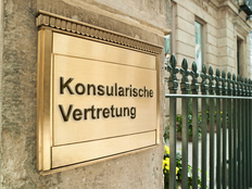 Schild mit der Aufschrift "Konsularische Vertretung"
