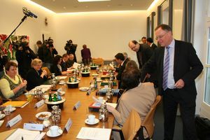 Erste Kabinettssitzung im Februar 2013 der neuen, rot-grünen Landesregierung Niedersachsen