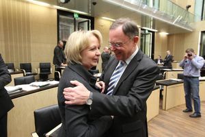 Ministerpräsidentin Hannelore Kraft (NRW) gratuliert ihrem niedersächsischen Kollegen im Bundesrat zu seiner Wahl zum Vizepräsidenten der Länderkammer