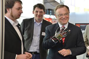 Test eines Multimedia-Sensorhandschuhs der Jade-Hochschule Wilhelmshaven auf der Cebit