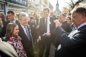 Auftragsarbeit: Ministerpräsident Stephan Weil fotografiert Bundespräsident Joachim Gauck mit einem "Fan"