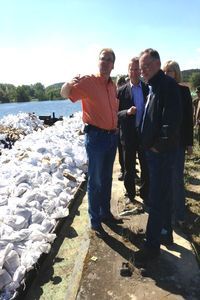Ministerpräsident Stephan Weil macht sich zusammen mit Landrat Manfred Nahstedt ein Bild von den Schutzmaßnahmen im Hochwassergebiet Bleckede, Ortsteil Alt Garge