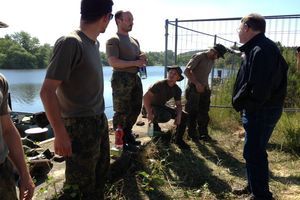 Ministerpräsident Stephan Weil mit Bundeswehrsoldaten bei der Elbeflut im Juni 2013