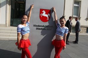 Zirkus-Artistinnen aus Anhui vor der Staatskanzlei, Anhui ist Niedersachsens Partnerprovinz in China