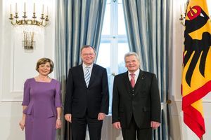 Ministerpräsident Stephan Weil trifft bei seinem Antrittsbesuch als Bundesratspräsident im Schloss Bellevue Bundespräsident Joachim Gauck und dessen Lebensgefährtin Daniela Schadt.