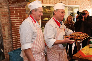 Ministerpräsident Weil und Fleischermeister Appelhagen präsentieren den Journalisten die selbst gefertigte Wurst und Frikadellen