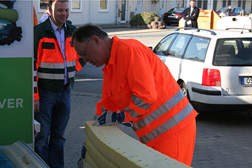 Weil entfernt mit einem Cuttermesser die Matratzenhülle