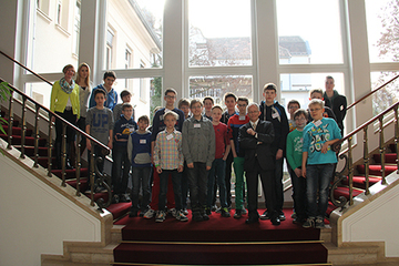 Gruppenfoto mit dem Chef der Staatskanzlei in der Eingangshalle der Staatskanzlei