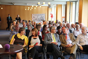 Blick vom Rednerpult in den gut gefüllten Saal