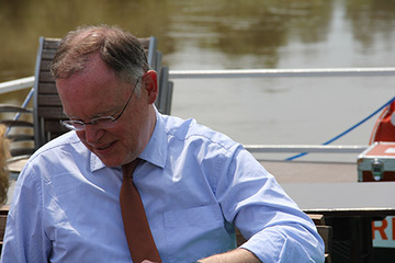 Ministerpräsident Weil sitzt auf dem Oberdeck