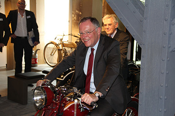 Weil sitzt auf einen Motorrad Baujahr 1928