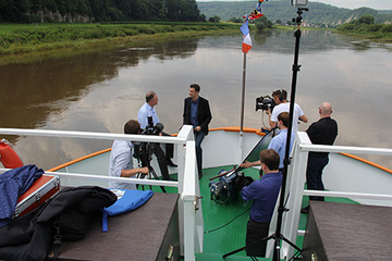 Ministerpräsident Weil gibt ein Fernsehinterview auf dem Schiffsvorderdeck