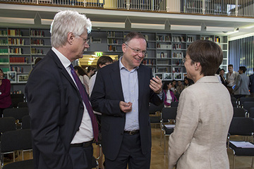 von links: geschäftsführender Direktor Prof. Dr. van der Veer, Ministerpräsident Weil und Prof. Dr. Karen Schönwälder