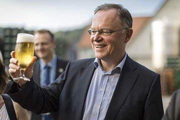 Weil mit einem Glas frisch gezapften Bier der Altenauer Brauerei