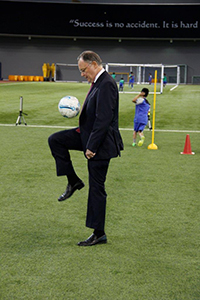 Ministerpräsident Weil beim Jonglieren eines Fußballs
