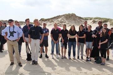 Gruppenfoto der reisegruppe am Stran mit dem Leiter der Nationalparkverwaltung, Peter Südbeck, und Junior-Rangern