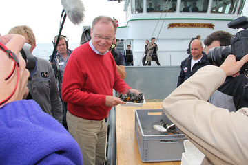 Ministerpräsident Weil holt sich eine Portion Muscheln