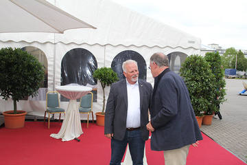 Begrüßung auf dem Betriebsgelände vor einem aufgebauten Pavillon