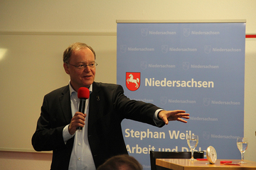 Stephan Weil mit Mikrofon in der Hand