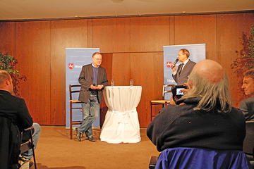 Stephan Weil im Dialog mit Bürgerinnen und Bürgern in der Kugelbake Halle Cuxhaven.