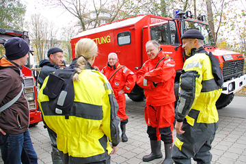 Stephan Weil bespricht mit der Freiwilligen Feuerwehr und der Berufsfeuerwehr Cuxhaven die Fahrt ins Watt.
