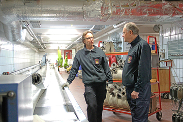 In der Schlauchwerkstatt werden Stephan Weil die verschiedenen Arbeitsprozesse gezeigt.