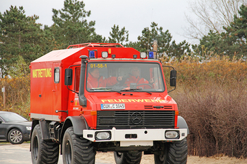 Stephan Weil fährt mit dem Unimog Richtung Watt.