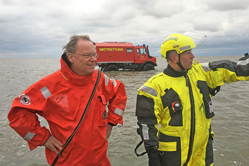 Die Freiwillige Feuerwehr Cuxhaven erklärt Stephan Weil die Aufgaben der Watt- und Wasserrettung.