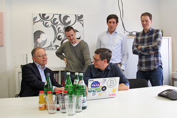 Ministerpräsident Stephan Weil im Gespräch mit den Geschäftsführern der yeebase media GmbH (v.l.n.r.) Björn Assmann, Andreas Lenz, Jan Christe und Martin Brüggemann.