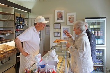 Stephan Weil als Bäckergeselle bei Arbeit und Dialog in der Bäckerei Rausch, Hambühren