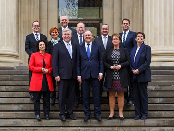 Niedersächsische Landesregierung vor dem Landtag am Tag der Vereidigung