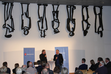 Stephan Weil beim Bürgerdialog im Roemer- und Pelizaeus-Museum