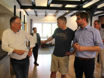 Stephan Weil im Gespräch mit Bürgern beim Bürgerdialog in Kirchbroitzen