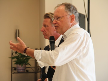 Moderator Ludgar Abel und Ministerpräsident Stephan Weil diskutieren mit Bürgerinnen und Bürgern