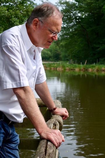 Waldgaststätte Eckernworth: Stephan Weil beim Blick in den Fischteich